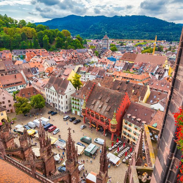 Grünpflege in Baden-Württemberg. Abbildung Stadt mi Landschaft